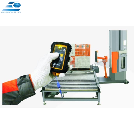 MÁY QUẤN MÀNG PALLET BÀN XOAY TỰ ĐỘNG TRÊN BĂNG TẢI 